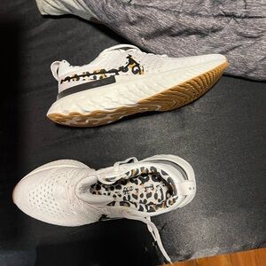 Size 8 Nike women's tennis’s shoes